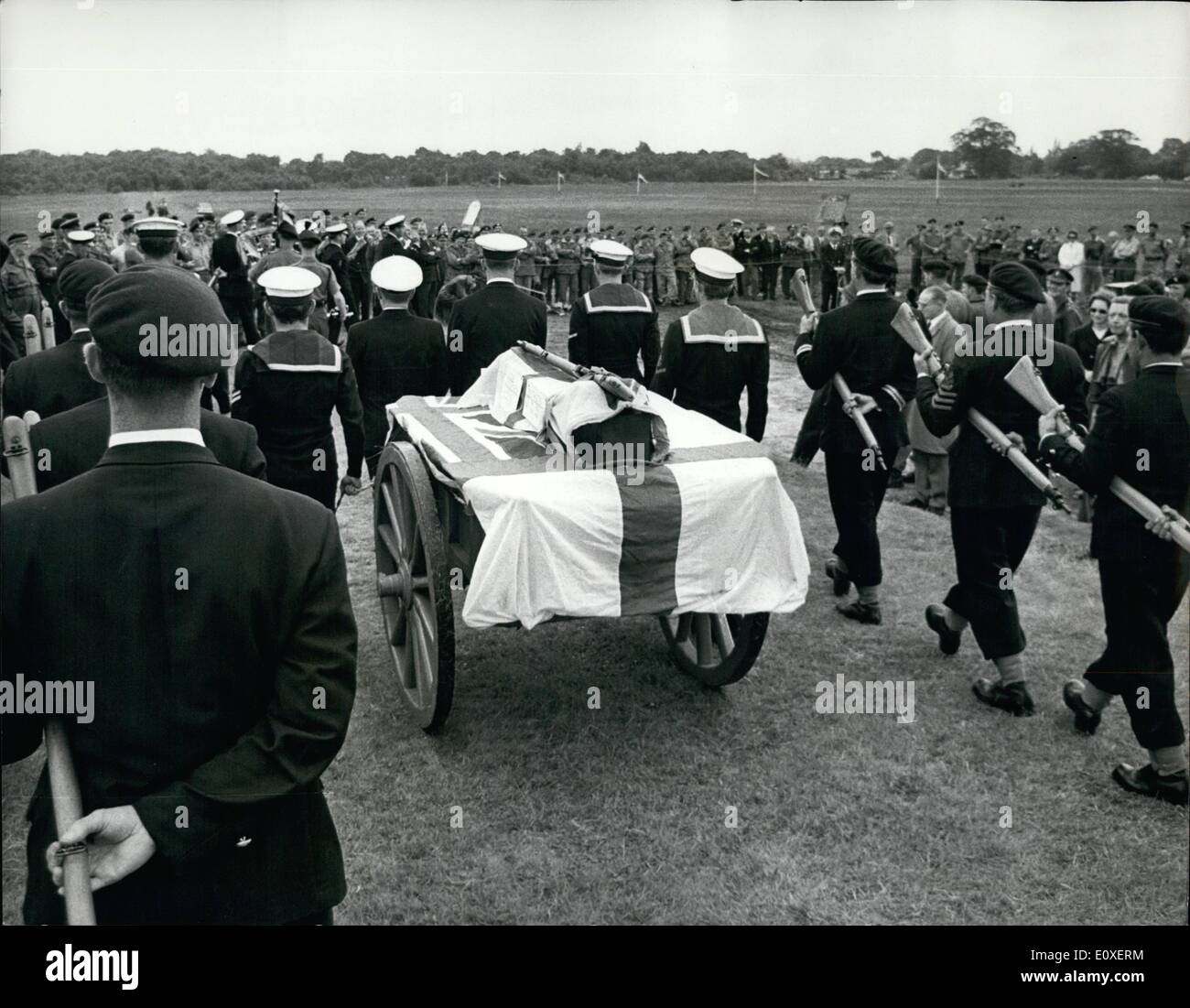 Juillet 07, 1966 - Enterrement partie pour le fusil britannique : les services, quand ils pensent à une blague, l'exploiter avec enthousiasme, et c'est ce qu'ils ont fait hier. La marine, aidé par quelques personnes de l'armée et la Force aérienne, a organisé un simulacre de funérailles pour le fusil Lee Enfield no 4 standard de l'infanterie, arme de l'année dernière, qui est progressivement remplacé par l'OTAN de neuf F.L. carabine. La gamme à Bisley à Surrey, où un match de tir United Services était détenu, 26 officiers et hommes en uniforme n° 1 escorté un fusil-chariot et d'un No 4 de fusil un cercueil drapé de l'Union Jack Banque D'Images Juillet 07, 1966 - Enterrement partie pour le fusil britannique : les services, quand ils pensent à une blague, l'exploiter avec enthousiasme, et c'est ce qu'ils ont fait hier. La marine, aidé par quelques personnes de l'armée et la Force aérienne, a organisé un simulacre de funérailles pour le fusil Lee Enfield no 4 standard de l'infanterie, arme de l'année dernière, qui est progressivement remplacé par l'OTAN de neuf F.L. carabine. La gamme à Bisley à Surrey, où un match de tir United Services était détenu, 26 officiers et hommes en uniforme n° 1 escorté un fusil-chariot et d'un No 4 de fusil un cercueil drapé de l'Union Jack Banque D'Images