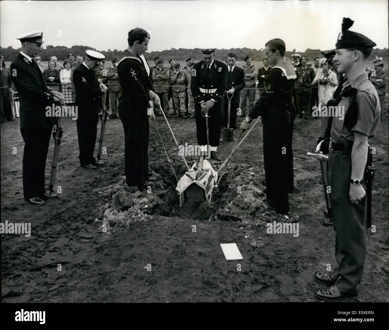 Juillet 07, 1966 - Enterrement partie pour le fusil britannique : les services, quand ils pensent à une blague, l'exploiter avec enthousiasme, et c'est ce qu'ils ont fait hier. La marine, aidé par quelques personnes de l'armée et la Force aérienne, a organisé un simulacre de funérailles pour le fusil Lee Enfield no 4 standard de l'infanterie, arme de l'année dernière, qui est progressivement remplacé par l'OTAN de neuf F.L. carabine. La gamme à Bisley à Surrey, où un match de tir United Services était détenu, 26 officiers et hommes en uniforme n° 1 escorté un fusil-chariot et d'un No 4 de fusil un cercueil drapé de l'Union Jack Banque D'Images Juillet 07, 1966 - Enterrement partie pour le fusil britannique : les services, quand ils pensent à une blague, l'exploiter avec enthousiasme, et c'est ce qu'ils ont fait hier. La marine, aidé par quelques personnes de l'armée et la Force aérienne, a organisé un simulacre de funérailles pour le fusil Lee Enfield no 4 standard de l'infanterie, arme de l'année dernière, qui est progressivement remplacé par l'OTAN de neuf F.L. carabine. La gamme à Bisley à Surrey, où un match de tir United Services était détenu, 26 officiers et hommes en uniforme n° 1 escorté un fusil-chariot et d'un No 4 de fusil un cercueil drapé de l'Union Jack Banque D'Images