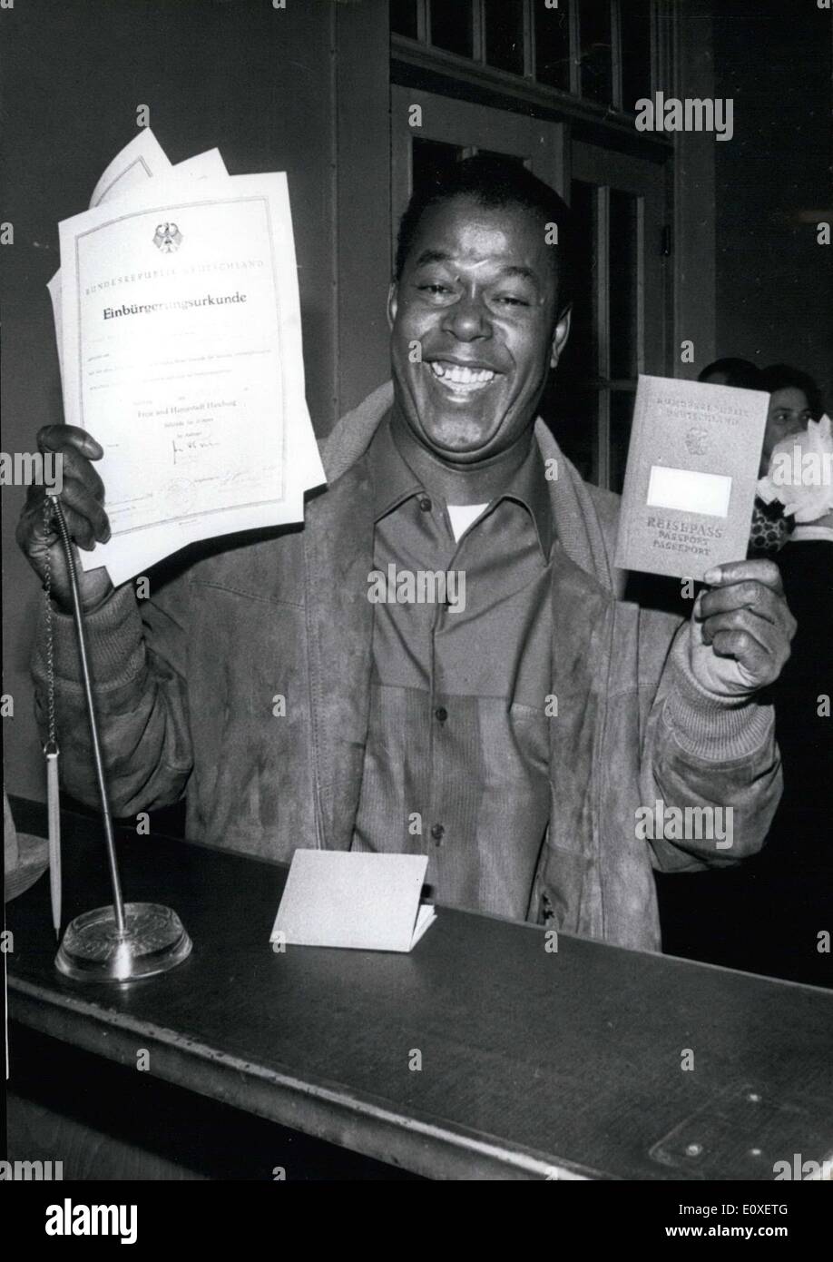 Juillet 12, 1966 - Billy Mo a attendu 10 ans pour le moment. En ce jour, il a reçu son certificat de naturalisation au Banque D'Images