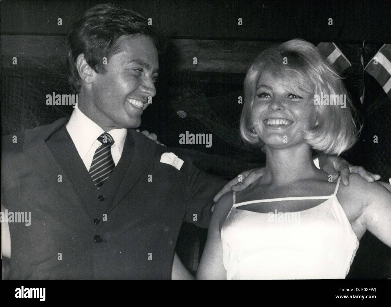 Juillet 18, 1966 - Le chanteur Rex Gildo et sa belle actrice partenaire Maria Brockerhoff dansé une vive Sirtaki sur la piste de danse dans un bar local au cours de la semaines promotionnelles grec(18 Juillet au 15 août) à Munich. Banque D'Images