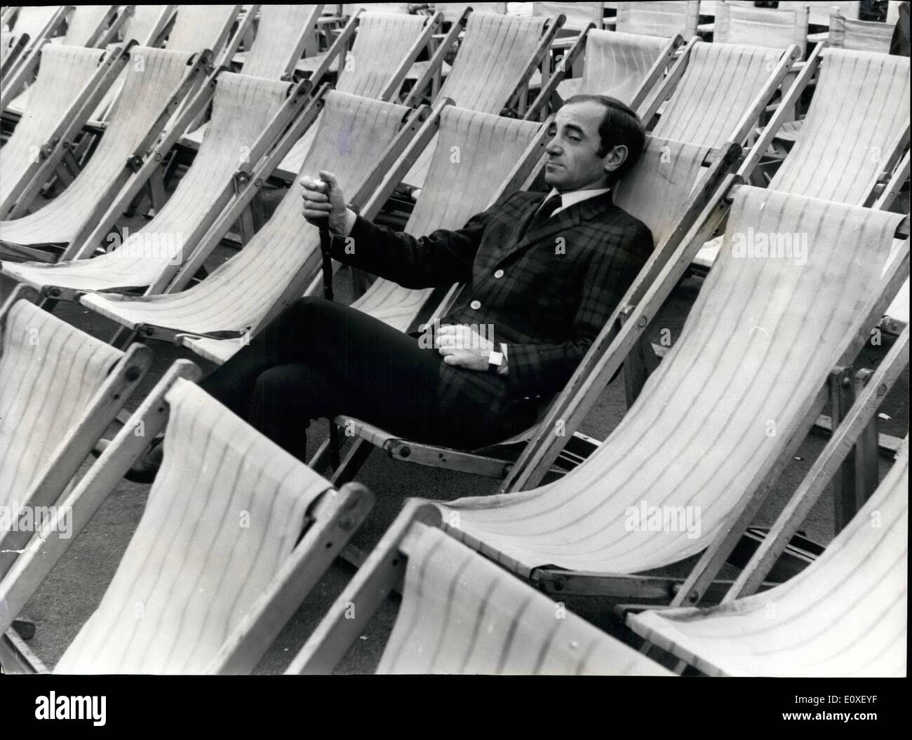 08 août, 1966 - Charles Aznavour à Londres. : Charles Aznavour, le petit 42 ans Pop Idol de France est arrivée à Londres, Banque D'Images