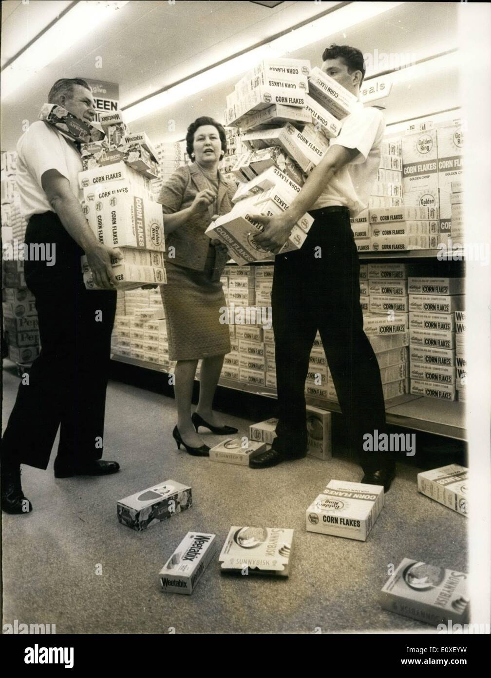 08 août, 1966 - L'ACHETEUR LE PLUS RAPIDE DU MONDE. La famille qui a tenu  le titre des plus rapides du monde, les consommateurs sont en  Grande-Bretagne. Ce sont M. et Mme.