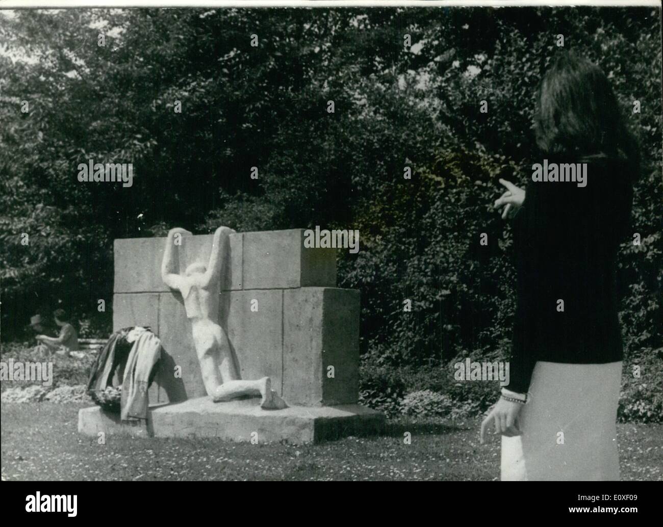 08 août 1966 - ''à peine le mur'' - Memorial : ''à peine le mur'' est le titre donné à un mémorial créé par un jeune artiste berlinois, qui a été placé en face de l'Église à Berlin-Steglitz Matthaus, comme au mur par les gardes frontière soviétique tout en essayant d'échapper à la liberté. Banque D'Images