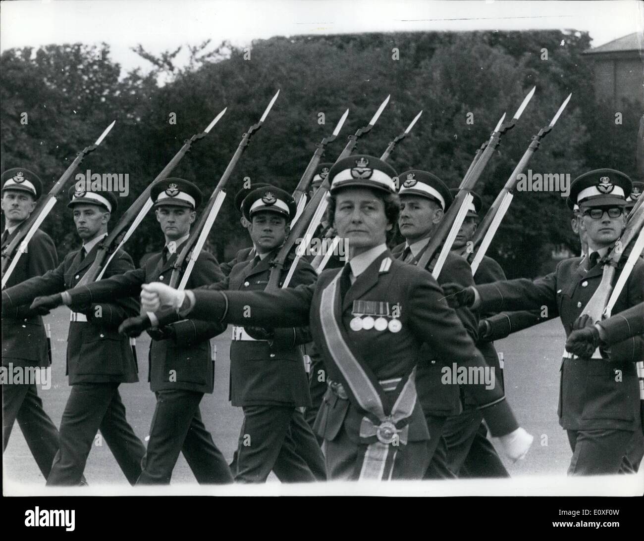 08 août 1966 - Quarante-quatre ans, devient le plus vieux membre WRAF à recevoir la ceinture fléchée du mérite. 44 ans, le lieutenant Catherine Dorothy Hambridge de la WRAF devenir la femme la plus âgée à avoir obtenu la ceinture du mérite à une parade pour faire passer les policiers. Elle a été présentée avec le châssis hier à Healow, Bedfordshire, au premier officier rassemblement de fin de s'y dérouler. Le Lieutenant d'Hambidge, B.E.M., était en concurrence avec sept autres élèves-officiers qui étaient tous beaucoup plus jeune, elle s'est jointe à la WRAF en 1940 comme téléphoniste laissant comme un sergent en 1946 - Un an plus tard, elle rejoint Banque D'Images