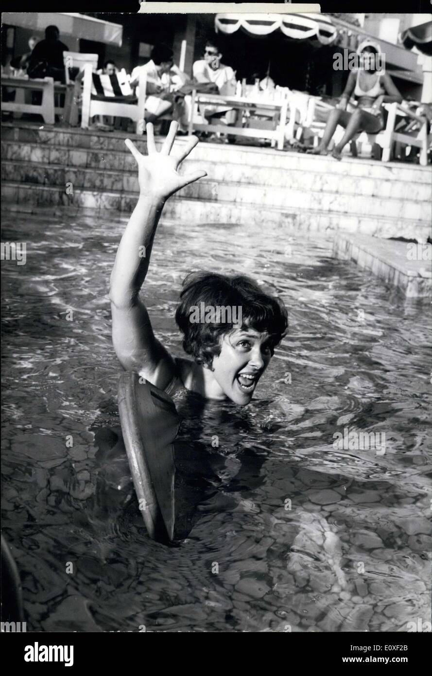 Le 13 août 1966 Zara Rika - l'un des leader français de star pour le chant et le cinéma (né en Israël) n'est pas plus peur de la voir. Quand elle était jeune elle a un accident et j'avais peur de nager, mais que la photo montre qu'elle profiter à Cannes dans la piscine de l'hôtel. Banque D'Images