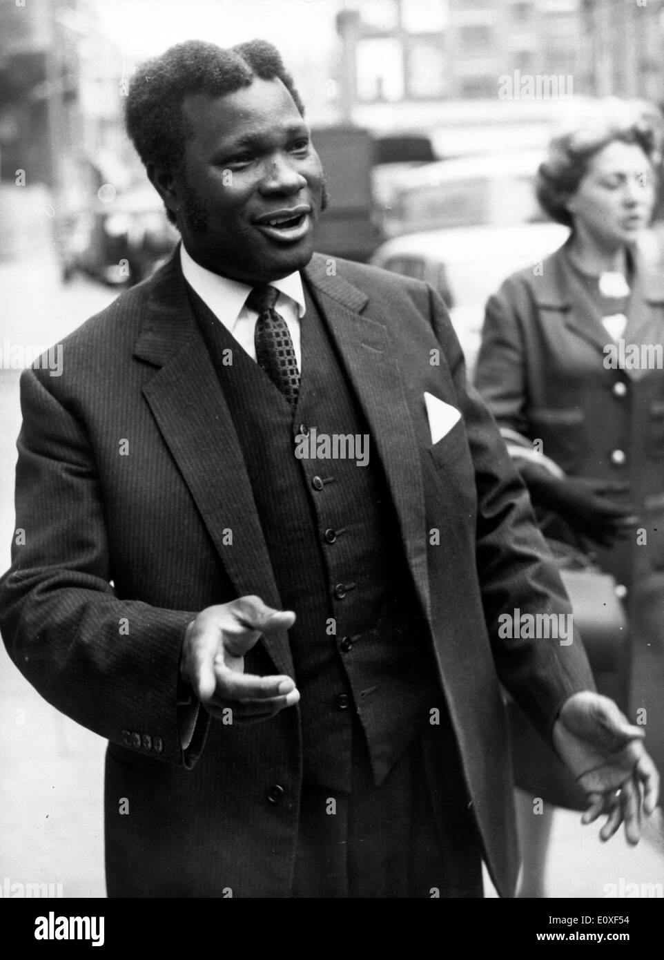 27 juil., 1966 ; Londres, Royaume-Uni ; ancien haut-commissaire à Londres, KWESI ARMAH, a été arrêté hier soir, quelques heures après avoir été libéré de prison par la Chambre des Lords. Il a été emmené au poste de police de Bow Street et placés en détention provisoire pour une comparution en cour aujourd'hui sur une accusation tiré d miappropiation les fonds du gouvernement du Ghana. Mais plus tard, Armah a été de nouveau libéré. M. George Calthorpe, Armah, l'avocat a demandé à M. le juge Roskill dans son cabinet dans le temple la nuit dernière. La photo montre M. Kwesi Armah sur son chemin à la cour. Banque D'Images