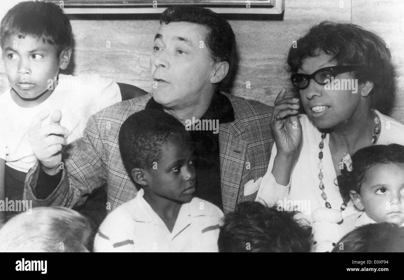 Josephine Baker avec son mari et enfants adoptés Banque D'Images