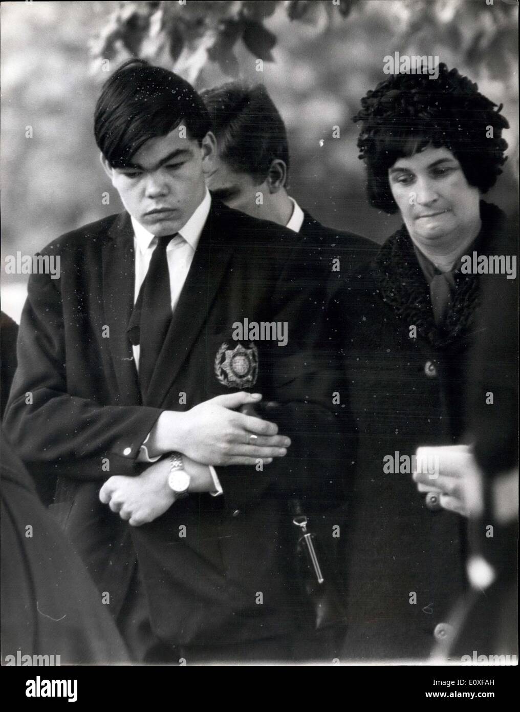 Septembre 01, 1966 - Les funérailles de London's trois policiers abattus pour l'enterrement de l'incarcération de C.P. Fox. Les funérailles ont eu lieu aujourd'hui des trois policiers de Londres , détective privé - Le Sergent Christopher head- temporaire - le détective David Wombwell et agent de police Geoffrey fox, qui ont été tués par balles près de l'Absinthe Serubs prison il y a trois semaines. Sur la photo, Mme Fox , (veuve de P.C. Fox) et son fils de 16 ans sur la photo à côté de Paul le renvoi des services dans Hammeremith nouveau cimetière aujourd'hui. Banque D'Images