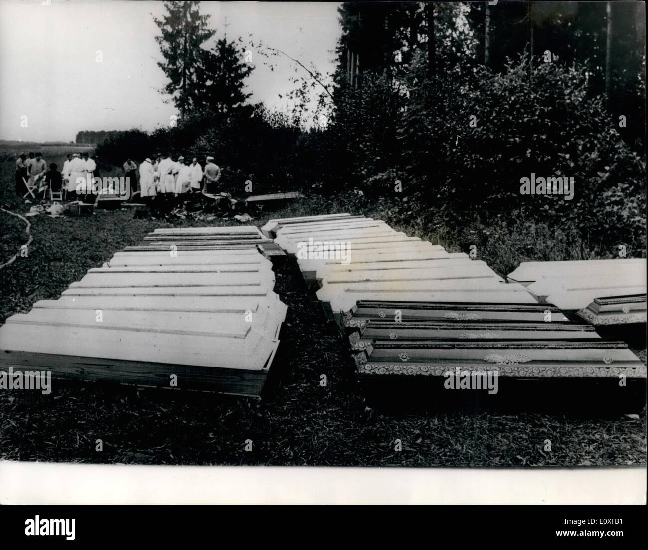 Septembre 04, 1966 - 4-9-66 95 tués dans maison de vacances aircrash à Ljubljana en Yougoslavie. Avion de Abritannia avec 117 personnes à bord s'est écrasé sur terre pour venir à Ljubljana, jeudi dernier avec la Yougoslavie a perdu 95 de vivre. Photo montre : une ligne de meubles à la scène de l'accident d'avion. Banque D'Images