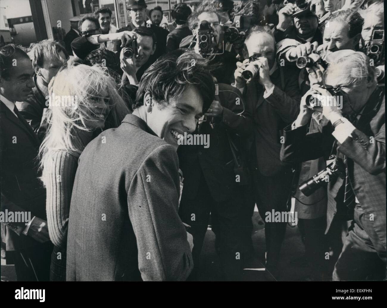 09 septembre 1966 - Brigitte Nardot arrive pour faire un nouveau film en Écosse et en Angleterre-''deux semaines en septembre'' : Brigitte Nardot est arrivée à l'aéroport de Londres cet après-midi, où elle a donné une conférence de presse avant de partir en Écosse pour commencer à filmer pour le dernier film appelé ''deux semaines en septembre''. La prise de vue commence lundi et l'emplacement est Darlstown, près d'Édimbourg. Elle sera en Écosse pendant environ dix jours, après quoi elle viendra à Londres pour d'autres coups sur le film-son comme star dans le film est Laurent Terzieff, un jeune acteur Banque D'Images