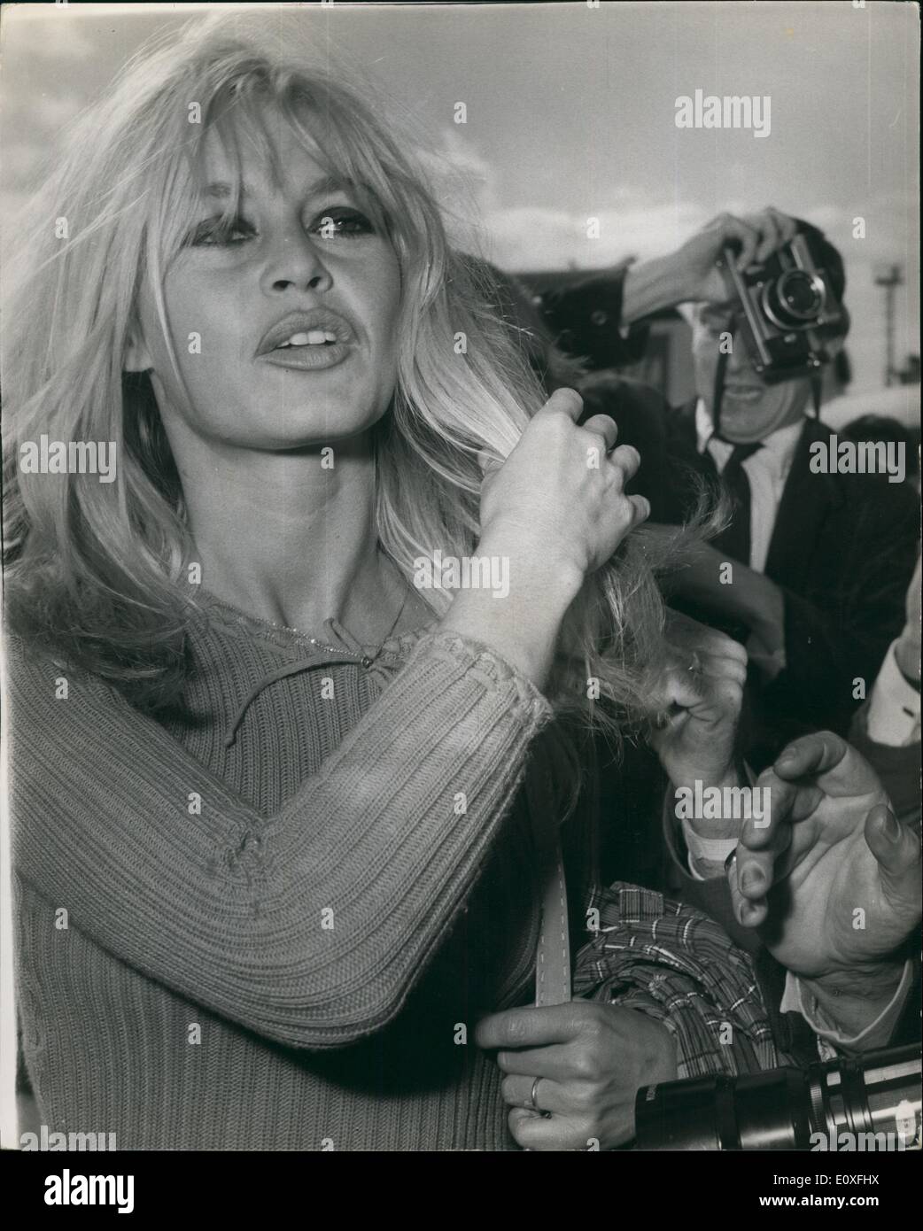09 septembre 1966 - Bridgette Bardot à film en Écosse et à Londres a appelé ''deux semaines en septembre'': Brigitte Bardot doit filmer des scènes de lieu pour un nouveau film une coproduction anglo-française ''deux semaines en septembre'' commencera lundi à Dirlotown, près d'Édimbourg. Après plusieurs jours de tournage en Écosse, l'unité se présentera à Londres pour deux semaines avant de retourner en France pour terminer la production. L'acteur français Laurent Terzieff et les acteurs britanniques James Robinson Justice, Mine Saene et Georgina Ward sont à la tête de la troupe avec Bardot. Le film est réalisé par Serge Bourguigno Banque D'Images