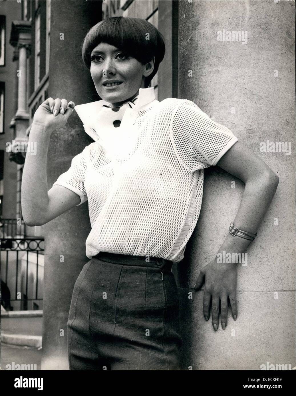 Septembre 09, 1966 - hommes et femmes Pulls Fashion Show : Photo montre Dubois porte une chemise en coton blanc à mailles d'aujourd'hui Hommes et femmes pulls fashion show par Morley à l'agriculture, la chambre de Knightsbridge. Banque D'Images