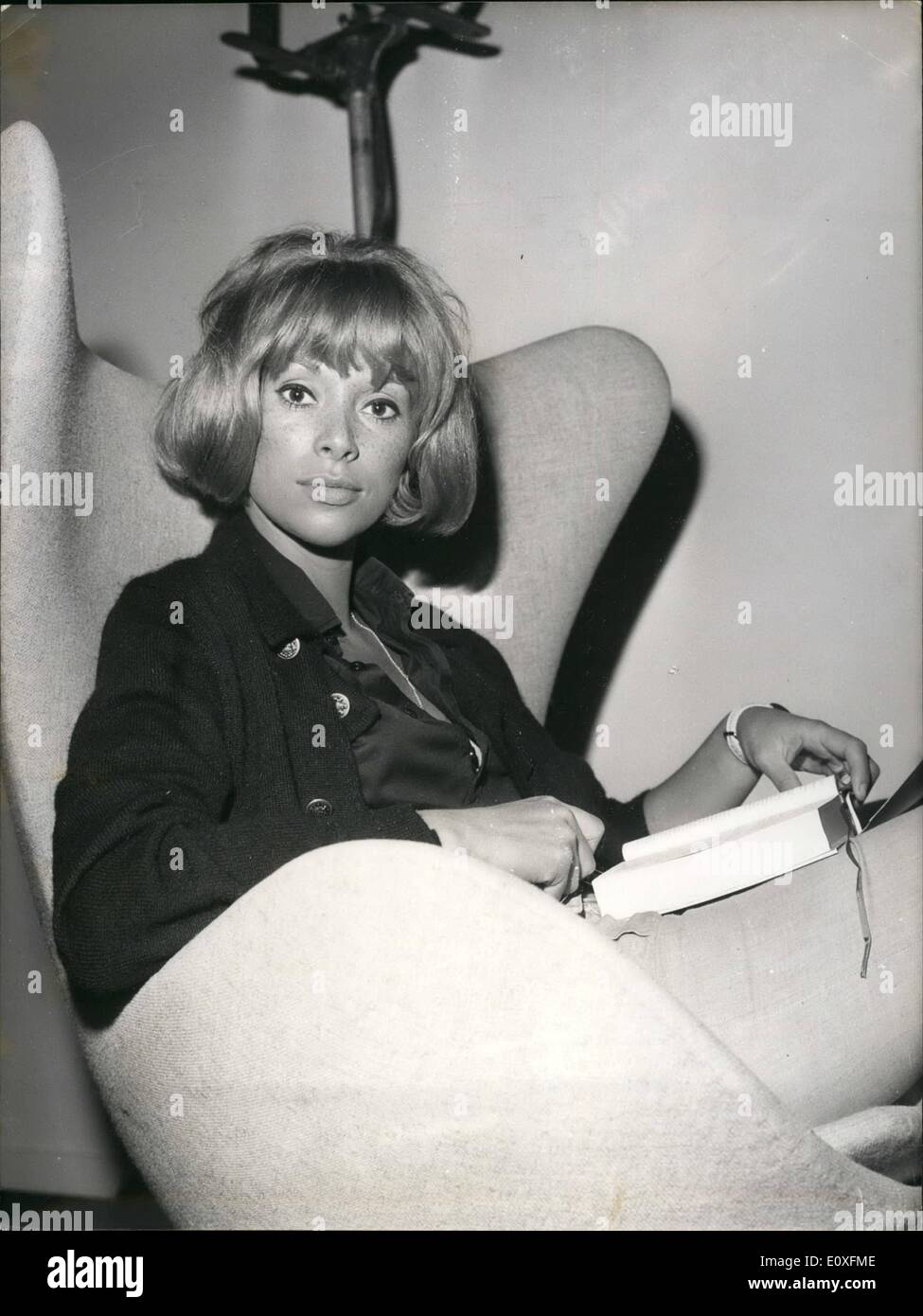 Septembre 09, 1966 - Mireille Darc retour du Liban. : Mireille darc, l'entrée de la version française, l'actrice qui est en vedette dans le film ''La Suaterlie'' (l) est de retour à Paris après le tournage au Liban. Photo montre Mireille Darc dans une scène du film réalisé à Paris. Banque D'Images