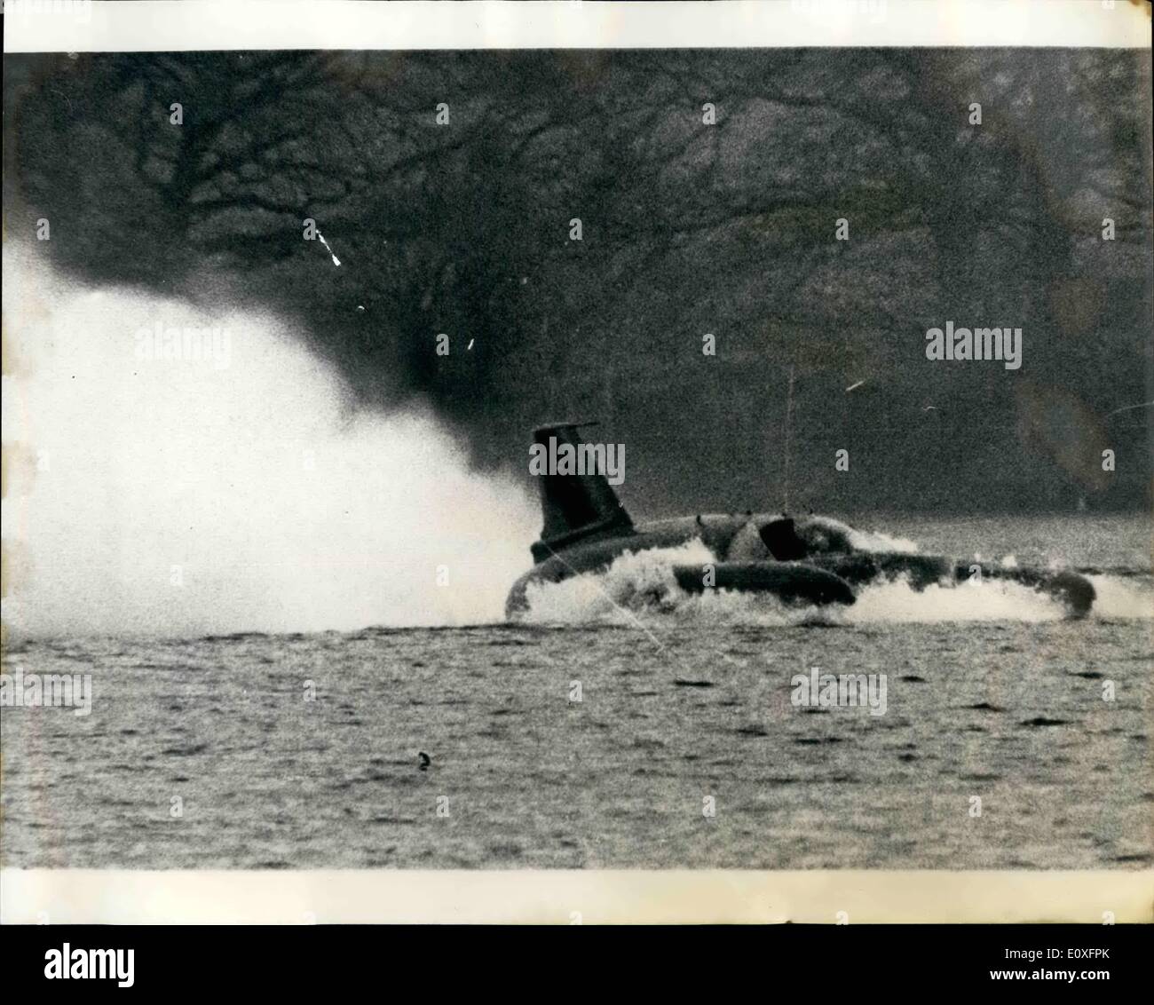 11 novembre 1966 - Campbell se prépare pour la tentative de record. Donald Campbell, représenté à son bateau Bluebird sur Conistan Lake, où il se prépare à tenter de relever le record mondial de vitesse sur l'eau, qu'il a mis en place en Australie il y a deux ans, à partir de 276,33 miles par heure à plus de 300 miles par heure. Banque D'Images