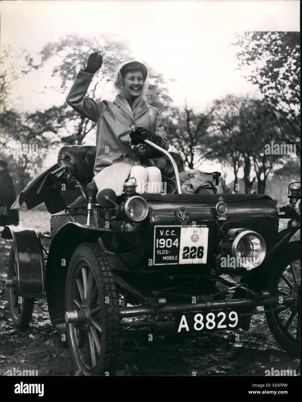 11 novembre 1966 - Le R.A.C.'s Run Voiture Vétéran de Londres à Brighton : Il y avait une entrée totale de 250 voitures et 16 - Réserves - pour cette année, le Royal Automobile Club voiture vétéran exécuté à partir de Londres à Brighton. Des 250 voitures prenant part à la 53-mile journey, qui a commencé de Hyde P[arche, 27 ont été pré-1900. Photo montre l'actrice du film Dinah Sheridan qui a joué dans le film ''Genevieve'' ont pris part à la course pour la première fois quand elle treveled dans une Oldsmobile 1904, saisi par M. G.E. Mawer, Président de l'ancien combattant Cap Club. Banque D'Images