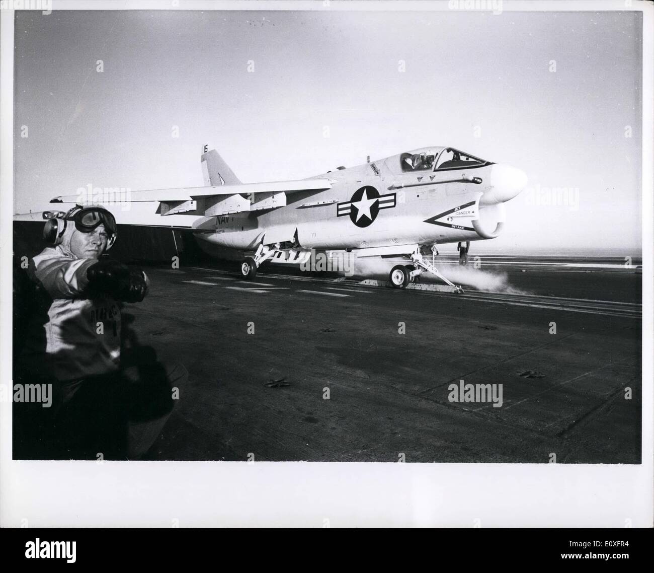 11 novembre 1966 - UN 7A Corsair II est catapulté à partir de l'USS America (CVA-66) pendant les opérations de vol. Banque D'Images