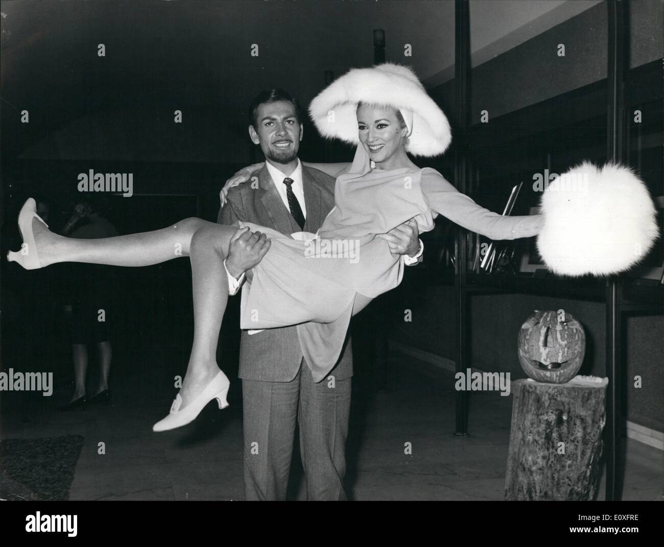 11 novembre 1966 - James Bond 007 a un frère, 00I4. Il est Neil Connery, frère de Sean Connery, le célèbre 007. Les acteurs du nouveau film, encore sans titre, tenir une conférence de presse pour le début du film. Ils sont Daniela Bianchi, Lois Manwell, Bernard Lee, Anne Marie Noe, Yashuco Yaka. 00 ? Neil Connery, dans le film, ont continué de participer, en dépit, dans une affaire de l'espionnage, mais, comme son célèbre frère, il sera mis sur le vol du gang. Photo montre Neil Connery et son ami blond Daniela Bianc I. Banque D'Images