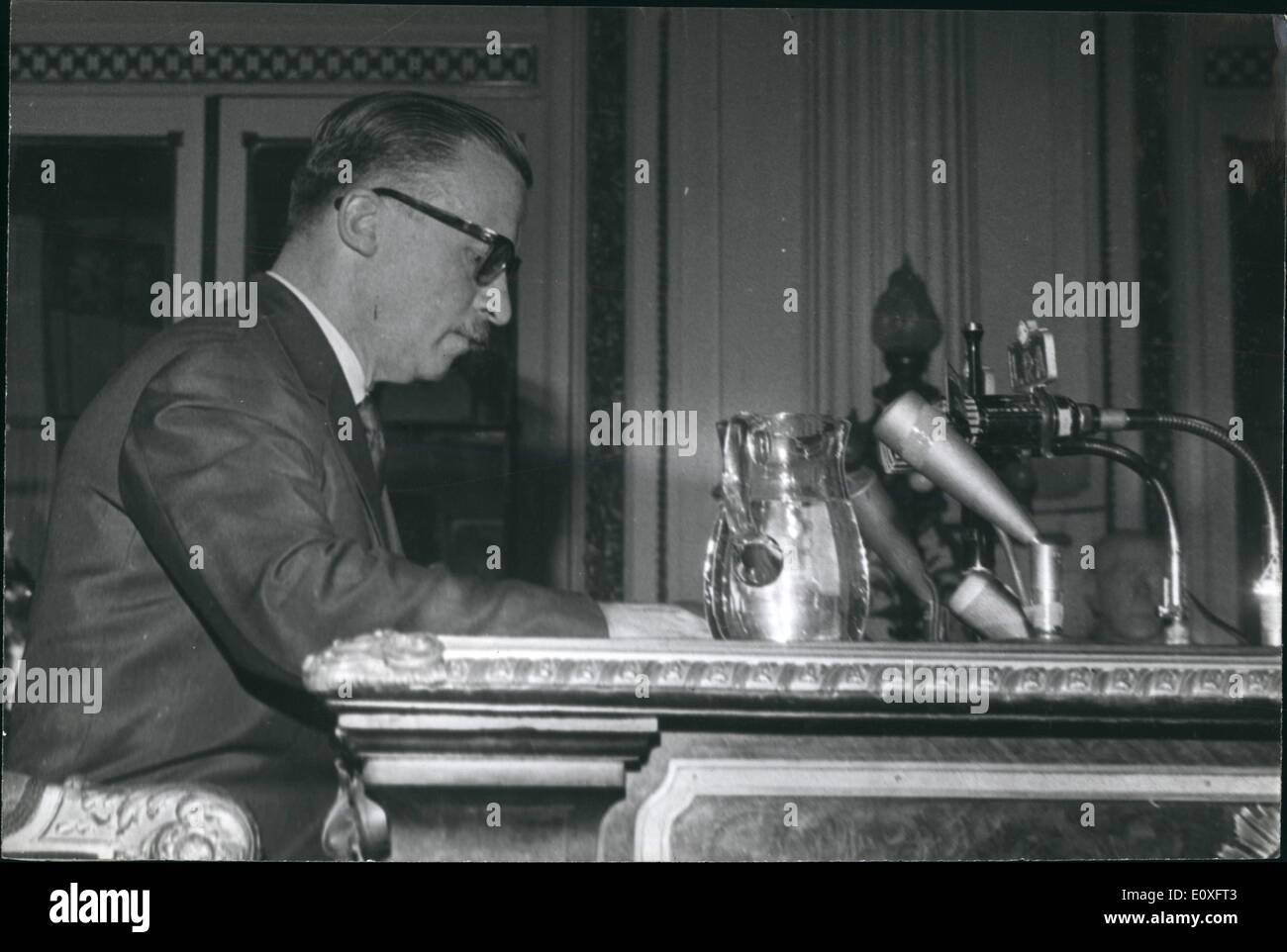 11 novembre 1966 - Président Ongania Broadcasting à la nation sur la politique future. Président de l'Argentine, le Général Juan Carlos Ongania diffusé à partir de la maison du gouvernement à l'Argentine d'informer sur les nouveaux habitants dévaluation du peso argentin et que le programme s'arrête enfin l'inflation de la dernière fois dans notre pays. Nouveau sacrifice du pays ont été annoncés. Banque D'Images