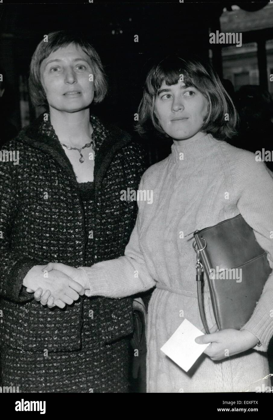 Novembre 11, 1966 - Deux prix littéraires de romanciers femme. Deux prix littéraires, le Prix Femina et le prix Médicis est allé à deux romanciers femme Irène Monesi (Prix Femina) et Marie Claire Blais. Irène Monesi est l'auteur de la nature morte de la fenetre et Marie Claire Blais a reçu le prix pour son livre Une Saison dans la vie d'Emmanuel . OPS : Irène Monesi (à gauche) et Marie Claire Blais. Banque D'Images