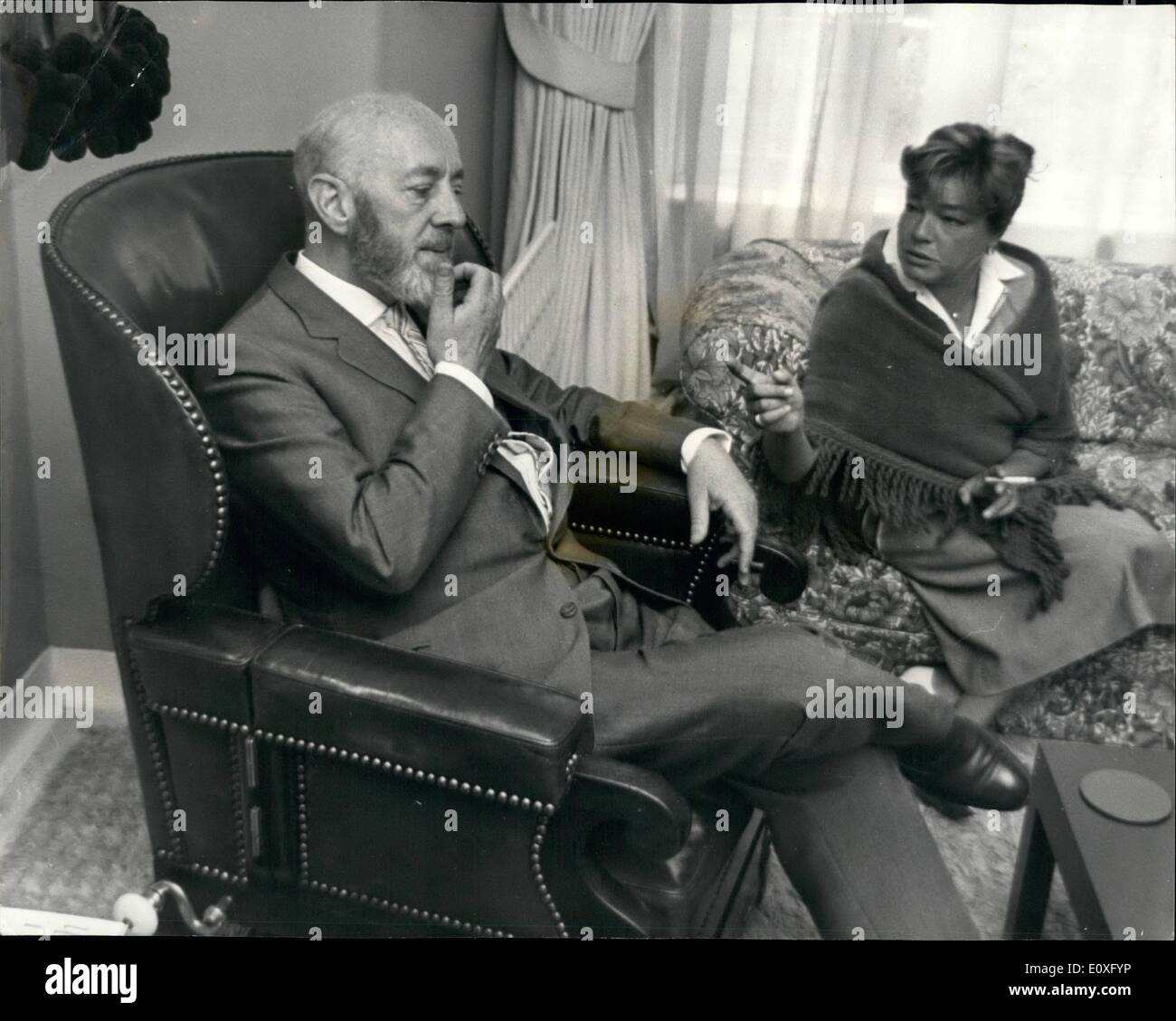 Septembre 09, 1966 - Simone Signoret à co-star avec Sir Alec Guinness dans ''Macbeth' : Sir Alec Guinness était à la maison hier à la presse, d'être photographié avec Simone Signoret qui est de co-star avec lui dans 'Macbeth' au Royal Court Theatre le mois prochain. Simone n'a jamais joué dans Shakespeare, jamais vu une production de Shakespeare, n'a jamais joué dans le théâtre en Grande-Bretagne avant. Sir Alec, gris barbe pour sa part, a déclaré qu'il ne savait pas pourquoi il pensait de Simone Signoret comme Lady Macbeth Banque D'Images