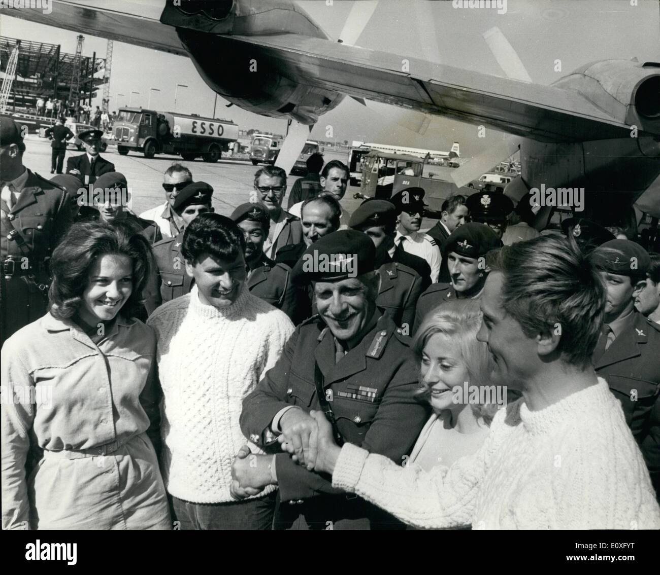 Septembre 09, 1966 - Deux parachutistes qui ont ramé à travers l'Atlantique arrivent à Londres : Les deux parachutistes qui ont ramé à travers l'Atlantique est arrivée à Londres hier - par avion. L'armée de leur donner une ambiance détendue voici bienvenue lorsque 40 officiers et hommes de la Parachute Regiment agité leurs bérets rouges en saluant comme l'avion a atterri à l'aéroport de London. Le carsmen le sergent Charles Blythe et le Capitaine John Ridgway, étaient sur le sol français pour la première fois depuis leur départ pour commencer leur voyage de 92 jours à travers l'Atlantique de l'Amérique. Ils avaient volé de feu où ils avaient débarqué il y a quatre jours. Banque D'Images