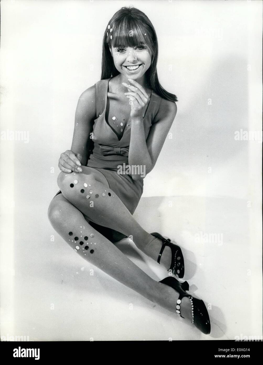 Septembre 09, 1966 - L'Adhésif Beauty Spot Rendez multicolore. Dix millions de points va inonder le marché de la beauté. L'adhésif beauty spot est une idée simple. Madame de Pompadour utilisé il y a longtemps. Maintenant, le beauty spot a éclaté dans une éruption. La jeune fille dans notre photo est bloqué avec 120 Dotties - le stick-sur des disques de couleur conçu par Adrien Mann pour une entreprise qui s'appelle lui-même Dotties Ltd. une fille peut dot quoi que ce soit. Visage, les doigts, les cheveux, les paupières, le sein, les jambes. Elle peut faire un bracelet avec eux, ou un bas couture. Utiliser les points de butée pour une échelle. A 4s. LL.D. Banque D'Images