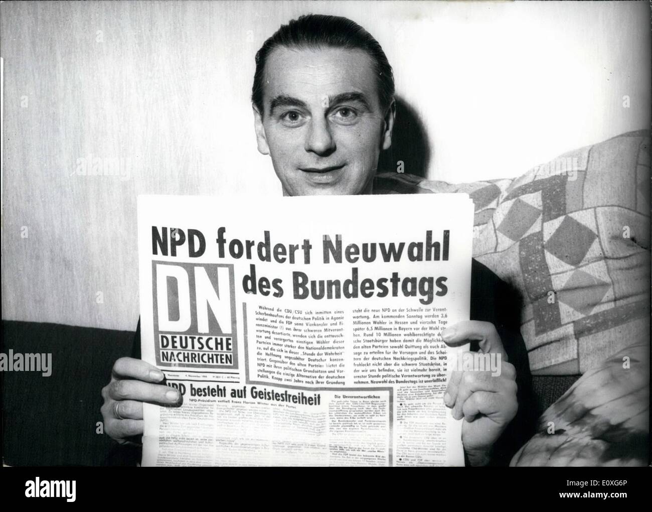 11 novembre 1966 - L'élection pour le parlement de l'état de Hessen/Allemagne a été un grand succès pour le Parti national démocrate (NPD). Huit membres du parti va rejoindre le parlement de l'état de Hesse. Photo montre 1. Des affiches électorales du parti national démocratique. 2. Gustav Stuertz (Francfort, Allemagne), agent d'assurance et caisse du NPD. Il sera l'une des huit parlements futurs de son parti. 3. Herbert Peter (Francfort, Allemagne), graveur, est l'un des membres du NPD au Parlement de Hesse. Banque D'Images