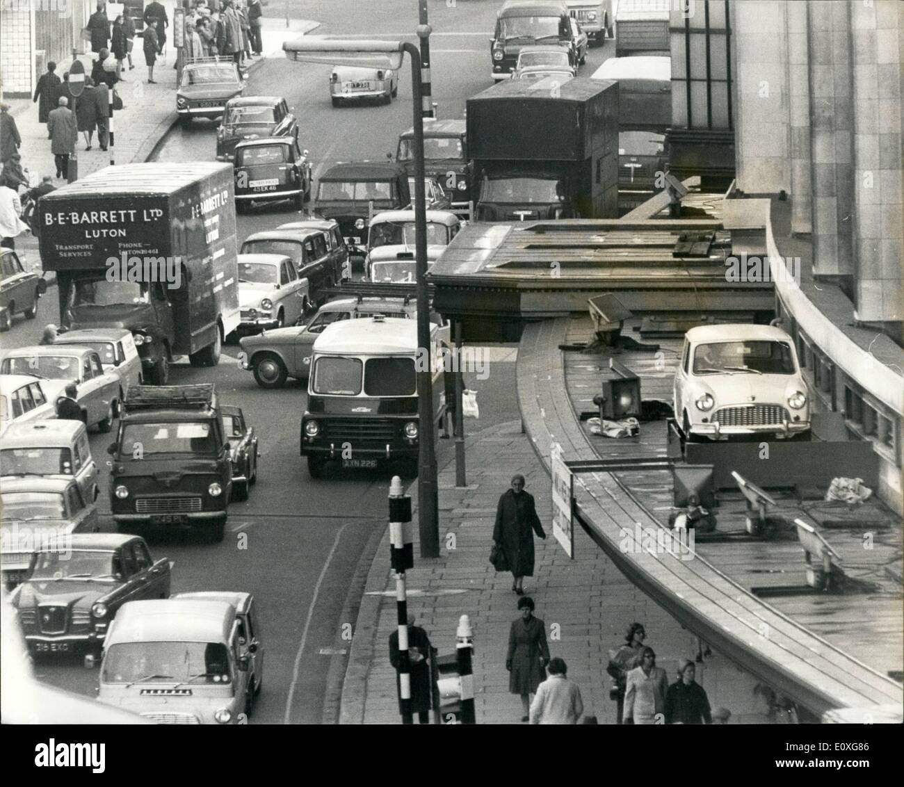11 novembre 1966 - Au premier étage - la voiture que vous pouvez gagner. Avec le changement à rejoindre les professionnels foule ci-dessous : Ce mini stationné dans un Banque D'Images 11 novembre 1966 - Au premier étage - la voiture que vous pouvez gagner. Avec le changement à rejoindre les professionnels foule ci-dessous : Ce mini stationné dans un Banque D'Images