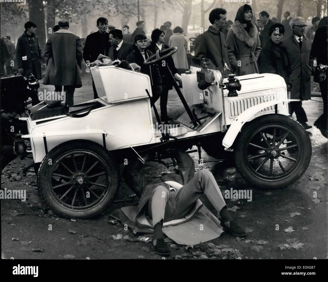 11 novembre 1966 - Le R.A.C.'s Run Voiture Vétéran de Londres à Brighton : Il y avait pleine entrée de 250 voitures et 16 - Réserves - pour cette année, le Club Automobile Royal veteran car exécuté à partir de Londres à Brighton, des 250 voitures prenant part au voyage de 23 kilomètres, qui a commencé de Hyde Park, 27 ont été pré - 1900. Photo montre ''Get out and get under'' - ce 1904 Humber entre par ,M. R.A. Collins avait besoin de quelques réparations d'urgence avant de partir à la course jusqu'à Brighton aujourd'hui. Banque D'Images