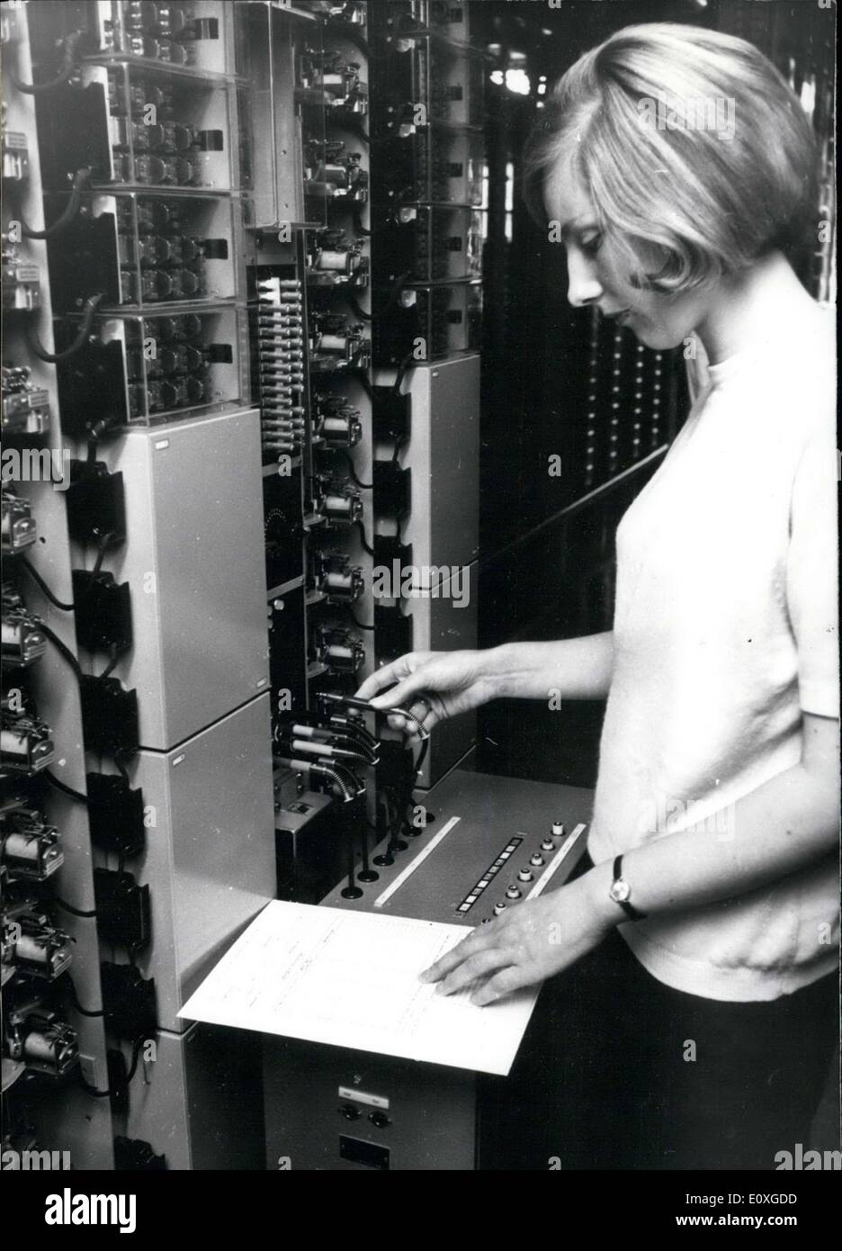 Septembre 24, 1966 - l'on voit ici est un appareil qui a été utilisé par la poste allemande. Après de nombreuses personnes se sont plaintes d'appelants en les appelant au milieu de la nuit et de jurons et de dire d'autres choses obscènes, la division avait cet équipement mis en qui nous dirait le numéro de l'appelant. Il ne serait pas, cependant, d'enregistrer l'appel. Banque D'Images