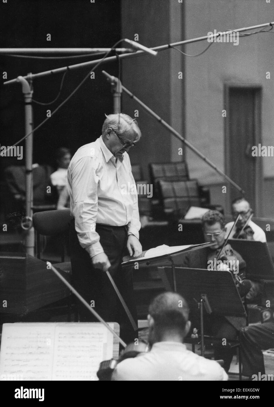 9 Septembre, 1966 - Paris, France - Charles Munch dirige rehearsal Paris Radio House pour son 75e anniversaire de concert. Banque D'Images