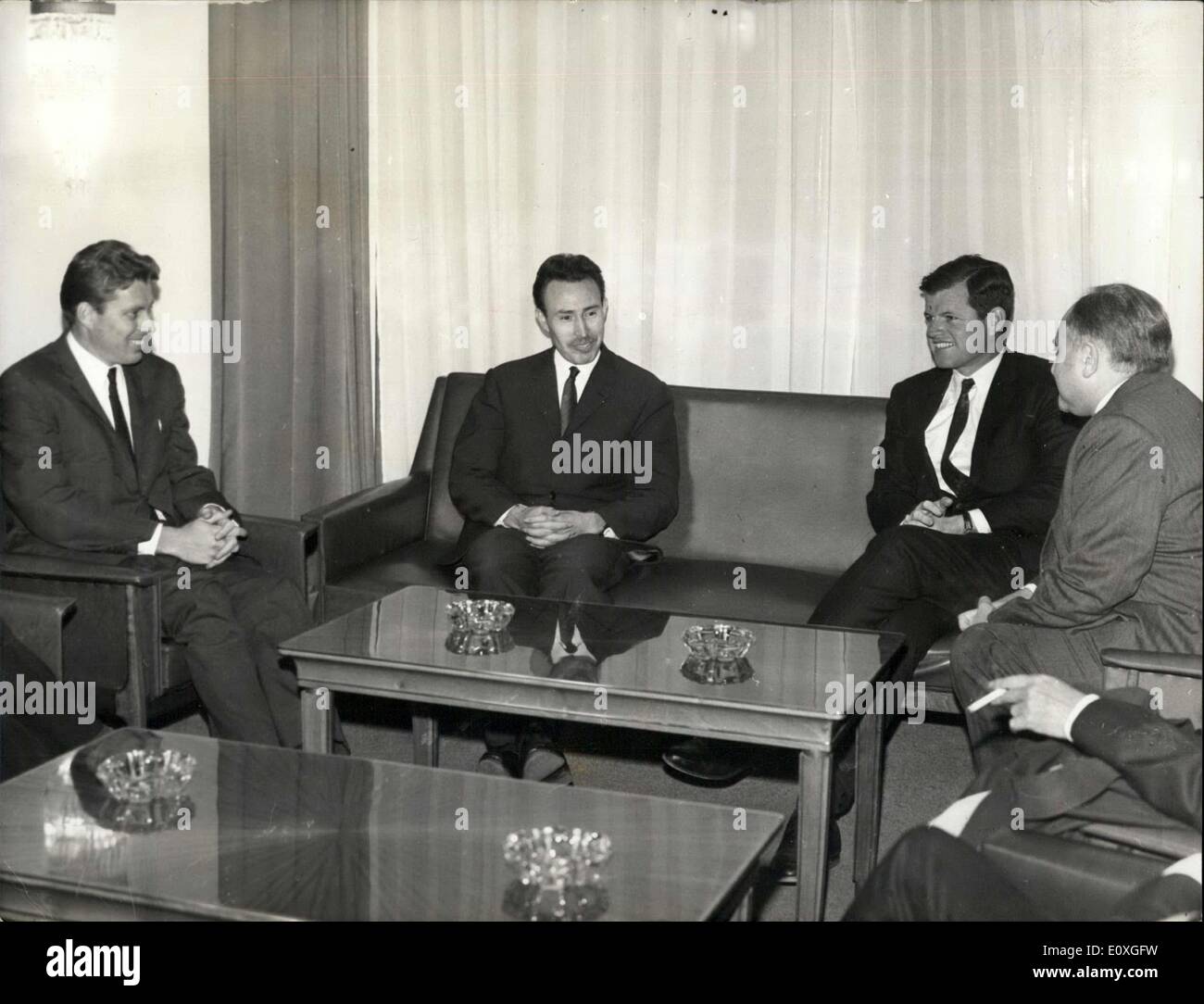 Le 23 novembre 1966 - Edward Kennedy à Alger : Edward Kennedy accompagné du sénateur Tunney (démocrate, Californie) sur un Three-Day visite à Alger d'où ils vont procéder à la Tunisie. Pré Tunney (à gauche) et Edward Kennedy (à droite) sur la photo lors de leur visite au Président Boumedienne (Centre) à Alger hier. Banque D'Images