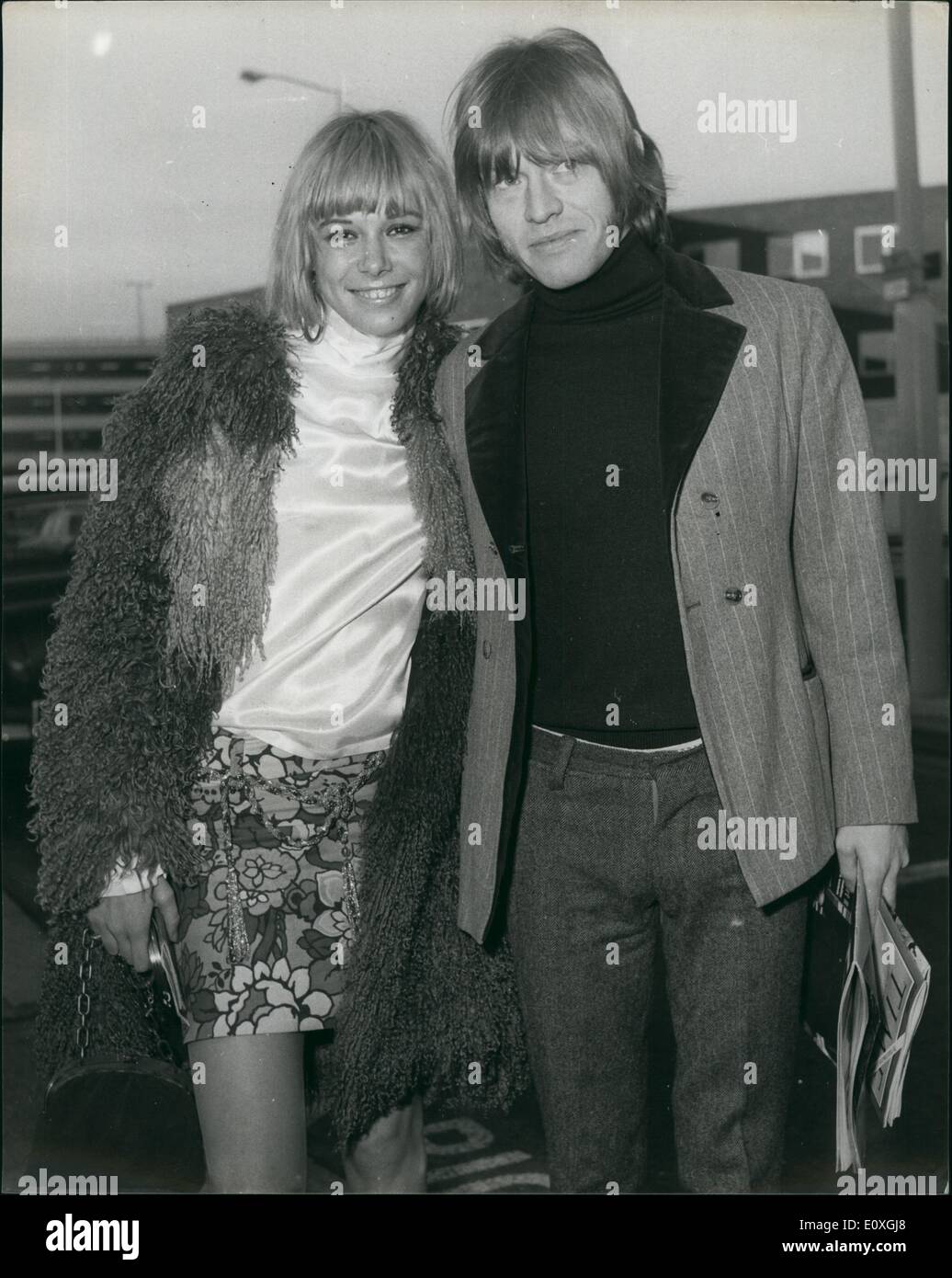 12 décembre 1966 - L'actrice allemande arrive par Air après des rumeurs selon lesquelles elle doit épouser Brian Jones de Rolling Stones : l'actrice allemande blonde Anita Pallenberg, 19 ans,  Londres aujourd'hui après des rumeurs selon lesquelles elle est sur le point d'épouser le guitariste des Rolling Stones, Brian Jones. Elle a été accueillie à son arrivée à l'aéroport de Londres aujourd'hui par Brian. La photo montre l'actrice allemande Anita Pallenberg photographiée avec Brian Jones quand elle s'est envolée à l'aéroport de Londres depuis Munich aujourd'hui. Banque D'Images