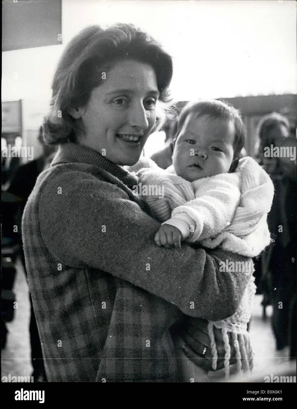 Le 12 Decembre 1966 Guerre D Un Coffre Fort Avec Sa Nouvelle Mere Une Jeune Mere Long Combat D Adopter Un Orphelin De Guerre Vietnamiens Termine Joyeusement A L Aeroport De Londres Lorsqu Elle A Rencontre