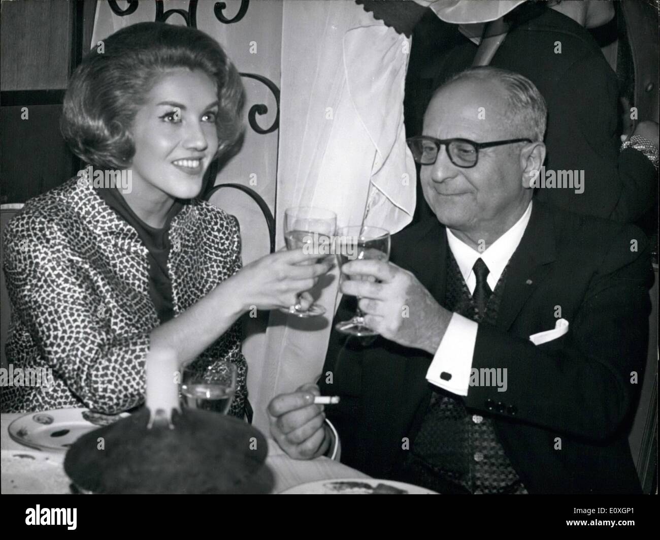 10 octobre 1966 - theatre Usherette Weds Baron. : 28 ans usherette théâtre Yvette Choquet s'est mariée à 72 ans le Baron James de Rothschild à la mairie de Paris cet après-midi. Yvette s'est réuni pour la première fois le Baron de lui lorsqu'elle a ouvert à son siège au théâtre de Paris il y a quatre ans. Le Baron conservés depuis la voyant enfin et lui a demandé de devenir sa femme. La photo montre le couple toasting with champagne de mariage. Banque D'Images