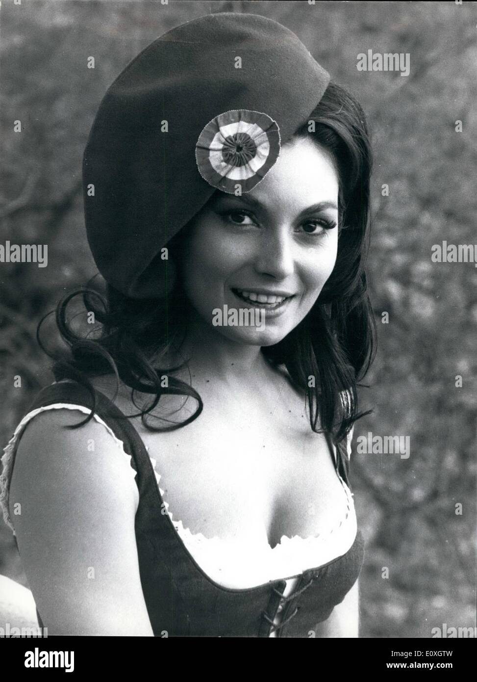 Le 12 décembre 1966 - une grande distribution d'acteurs est à l'Isola d'emba de travailler dans le film ''The Rover'' réalisé par Terence Young et d'après le roman de Joseph Conrand, produit par Alfredo Bini. Les étoiles sont Rosana SCHIAFFINO, Anthony Quinn, Richard Johnson et de Rita Hayworth. OPS  = Rosana SCHIAFFINO dans une scène du film. Banque D'Images