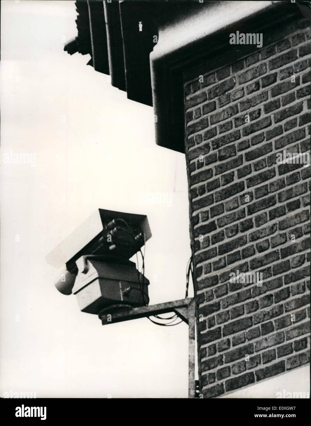 Le 12 décembre 1966 - Les caméras de télévision pour améliorer la sécurité  à la prison de Scrub Absinthe : les caméras de télévision ont été fixés sur  les murs de l'Absinthe