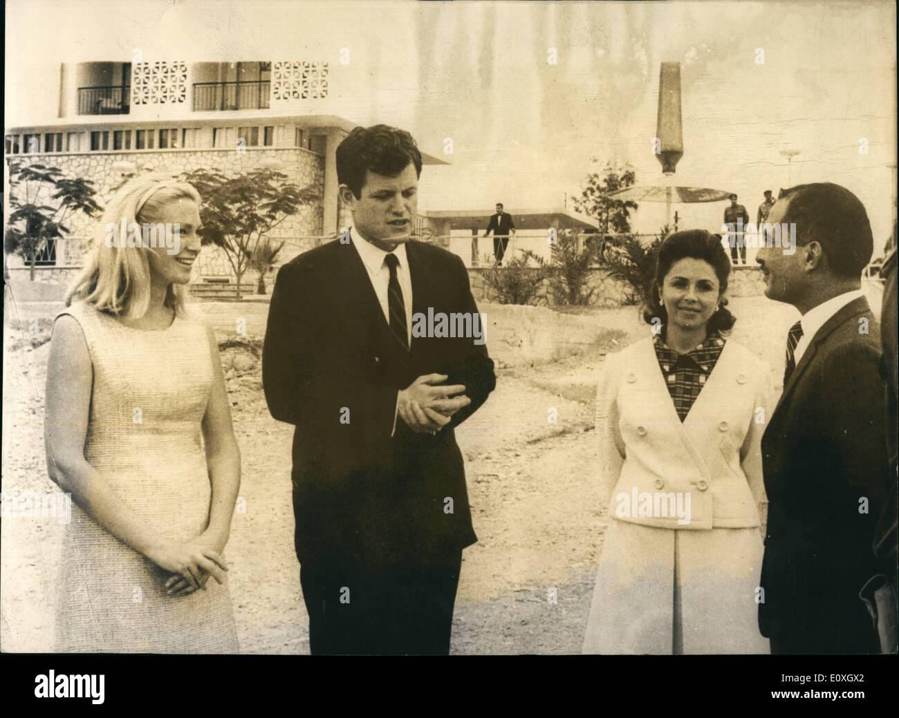 Le 12 décembre 1966 - Le sénateur Edward Kennedy se rend à la Mer Morte : photo montre le sénateur Edward Kennedy, des États-Unis, en photo avec sa femme, sur la gauche, au cours d'une visite à la mer Morte, accompagné par le Roi Hussein de Jordanie, sur la droite. Banque D'Images