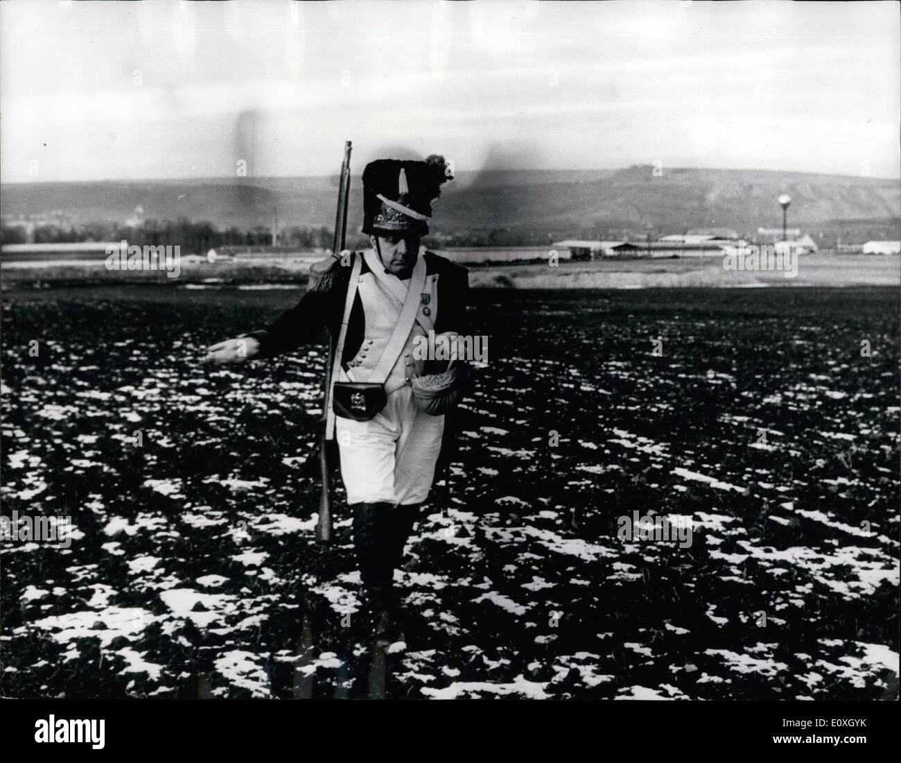 Le 12 décembre 1966 - Dans les pas de Napoléon. : M. Norbert Brassinne, 60 ans, de Waterloo, en Belgique, et délégué du Comité international de la célébration de Napoléon, et de porter l'uniforme d'un grenadier de la garde royale de Napoléon, fait un pèlerinage à Austerlitz, près de Brno, en Tchécoslovaquie, pour assister à la 161e. anniversaire de la bataille de l'Empereur 3, où il dit à la foule que son pèlerinage de Waterloo à Austerlitz a été un symbole de l'aspiration à la paix du monde Banque D'Images