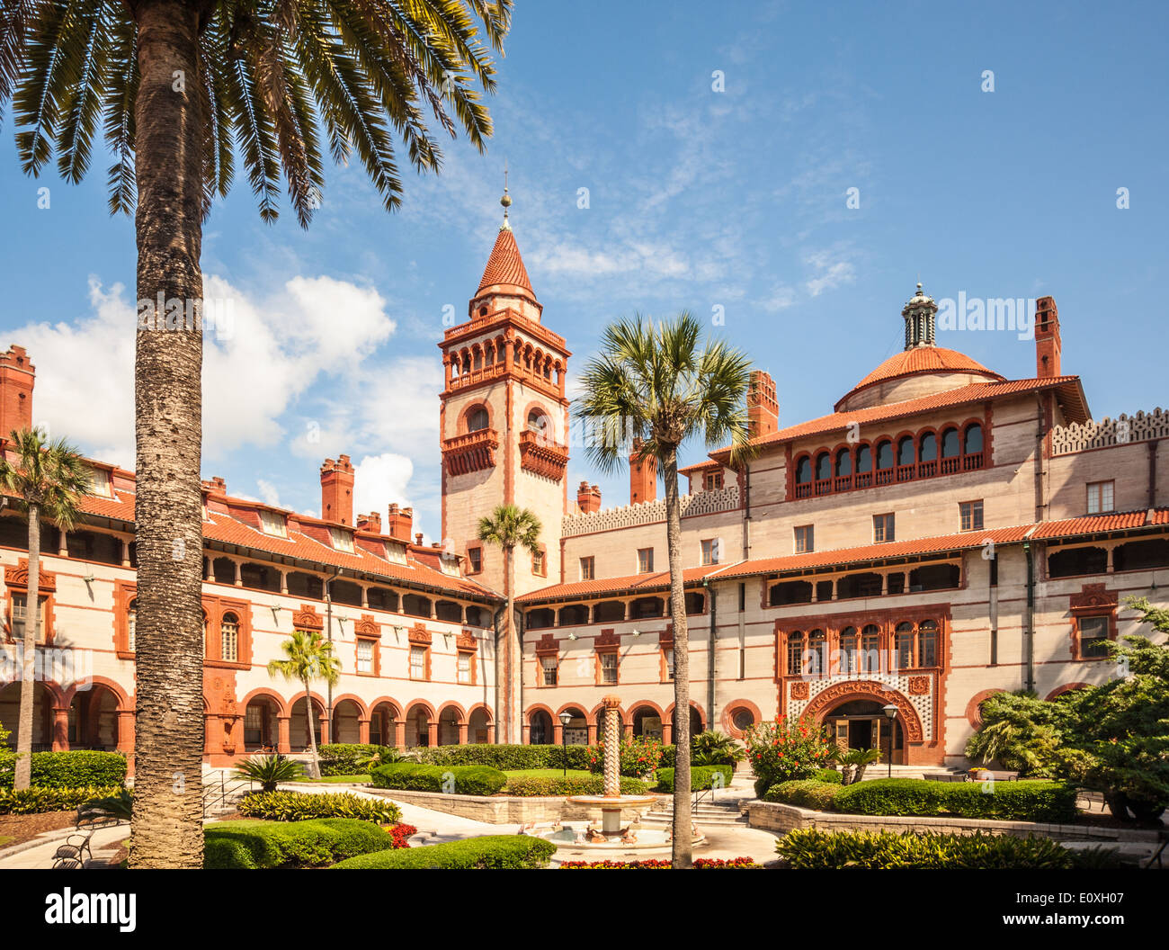 Tôt le matin dans la cour du majestueux Flagler College (anciennement l'hôtel Ponce de Leon) à Saint Augustine, Floride, USA. Banque D'Images