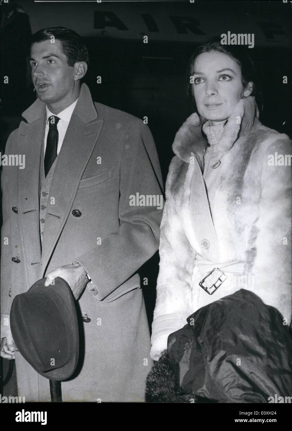 10 octobre 1966 - Le 9 octobre est arrivé à l'aéroport Munich-Riem American film star George Hamilton et l'actrice française Banque D'Images