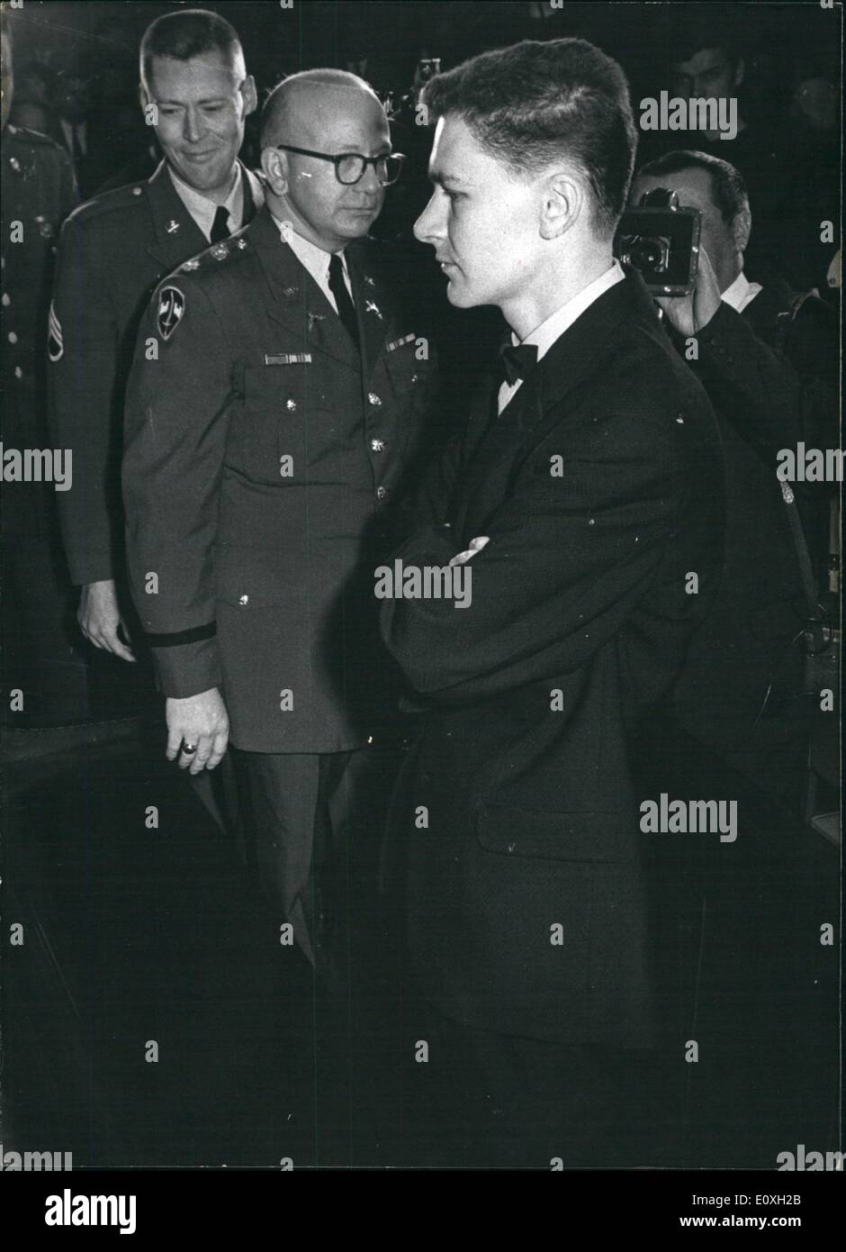 10 octobre 1966 - s'engager GI en allemand Killing : Bayreuth, Allemagne, le 18 octobre (AP) - un tribunal allemand a acquitté aujourd'hui 1er lieutenant Gerald M. Werner de saint Paul, Minn., de la baignoire terrassant de sa petite amie, rulling allemand qu'il était fou. Ensuite, la cour s'est engagé dans un établissement psychiatrique. L'acquital avait été prévu après l'accusation vendredi dernier a recommandé une telle action. Le procureur a déclaré que le témoignage psychiatrique avait convaincu que le 29 ans, le lieutenant n'était pas responsable de ses actions Banque D'Images