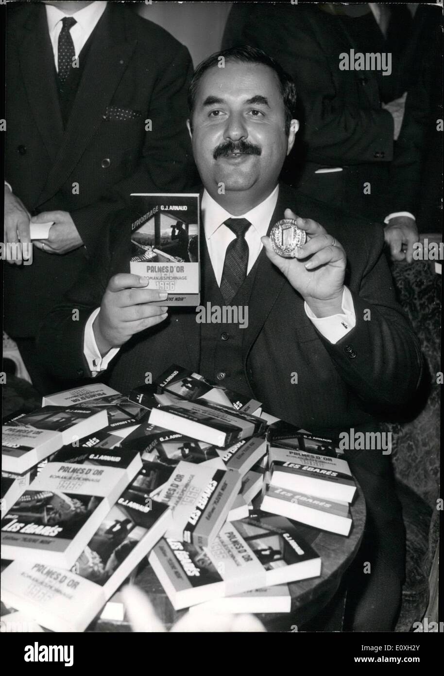 10 octobre 1966 - Le meilleur roman d'espionnage de l'année : l'attribution annuelle du ''Palmes d'Or'' (Palme d'or) pour le meilleur roman d'espionnage de la Banque D'Images
