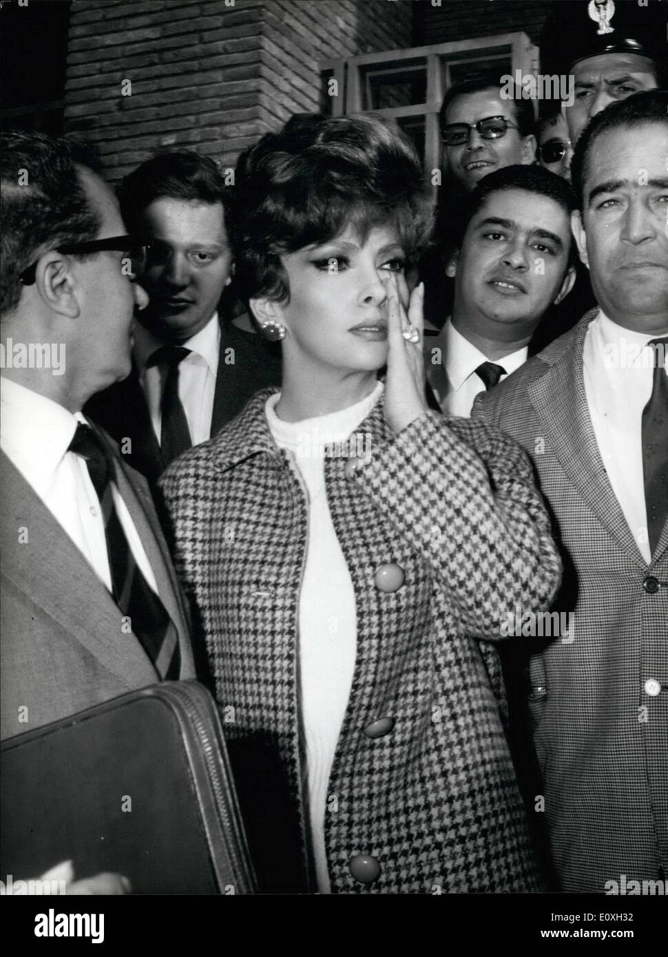10 octobre 1966 - L'actrice italienne Gina Lollobrigida et son mari d'origine yougoslave-M. Milko Skofic ont comparu aujourd'hui devant le président du tribunal civil dans les environs de Latina de demander à poule se prononce leur séparation par consentement mutuel. Miss Lollobrigida et Skofic se sont mariés il y a 15 ans. Le superbe écran star et le médecin ont vécu séparément pendant des années. Jube dernière séparation. Après le mariage en 1951. Skofic nous a donné son medical carrer de devenir l'actrice conseiller. Il est maintenant un éditeur de l'édition Accueil ''alani'' de Florence Banque D'Images