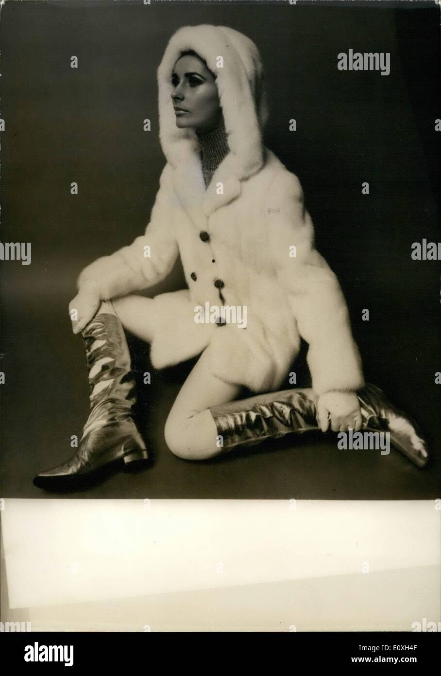 10 octobre 1966 - Paris de la mode. Photo montre la moitié de vison manteau avec capuche pour les sports d'hiver conçu par un fourreur Paris pour sa collection d'hiver. Banque D'Images