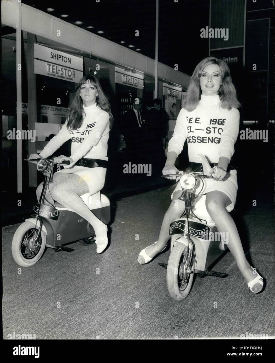 10 octobre 1966 - les mini-modèles à jupe ont interdit leurs scotters.:  Après plusieurs plaintes, quatre mini-modèles à jupe ont été dit: ''Prenez  vos scooters et Buzz off.'' Mais les plaintes ne