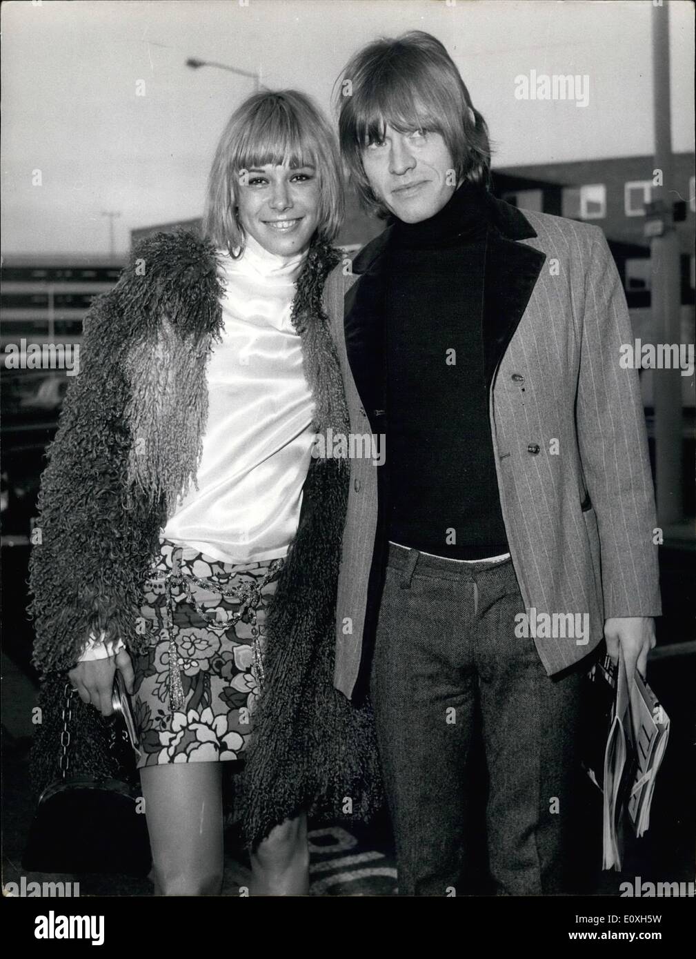 Le 12 décembre 1966 - L'actrice allemande arrive par avion après que des rumeurs qu'elle doit épouser Brian Jones des Rolling Stones. : L'actrice allemande blonde Anita Pallenberg, 19 ans, s'est rendue à Londres aujourd'hui à la suite de romours qu'elle est sur le point de se marier le guitariste des Rolling Stones, Brian Jones. Elle a été accueillie à l'arrivée à l'aéroport de Londres aujourd'hui par Brian. La photo montre l'actrice allemande Anita Pallenberg en photo avec Brian Jones quand elle s'est rendue à l'aéroport de Londres à partir de Munich aujourd'hui. Banque D'Images