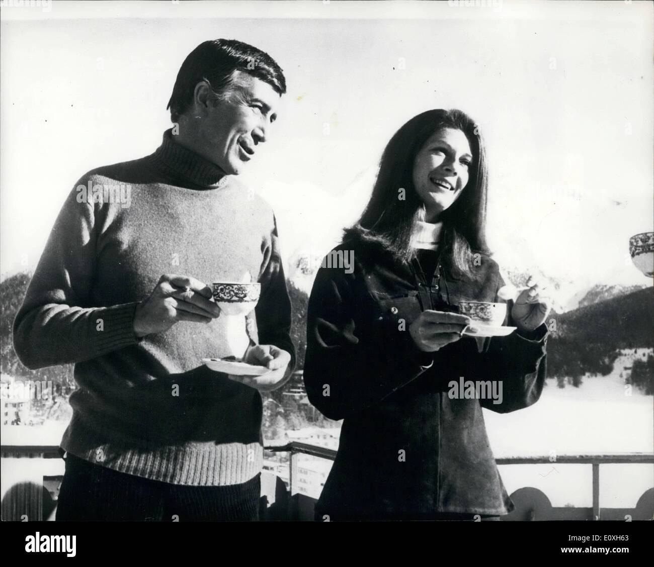 Le 12 décembre 1966 - Tournage de ''l'affectation'' à Saint-Moritz. À Saint-Moritz, en Suisse, le film ''l'affectation'' est d'être filmé, avec Patrick O'Neal, la Baronne Thyssen Fiona, Joan Hackett, Sir John Gielgud, Oscar Homolka, Leon Greene, Herbert Lom, Peter van Eyck et Eric Portman. Photo Keystone montre : Patrick O'Neal et la Baronne Fiona Thyssen en photo, lors d'un chat sur le balcon ensoleillé de la rue Palace Hotel, Saint-Moritz. Banque D'Images