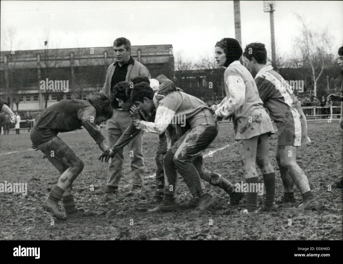 16 déc., 1966 - célèbre Rugbyman comme 'Ladies' arbitre Amédée Domenech,  France's top rugbyman, a agi comme arbitre dans un match de rugby joué  dames à Limoges, le centre de la France