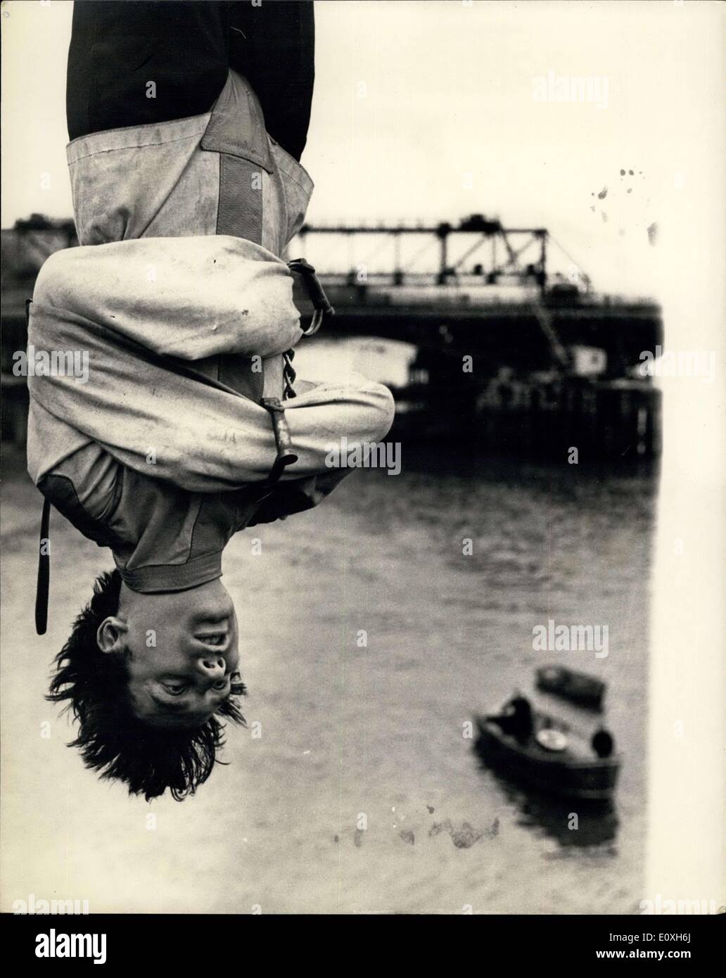 18 décembre 1966 - défi Escapologist accepte de s'échapper d'une camisole de force si suspendu à l'envers sur Thames : Timothy Dill-Russell, conseiller l'assassin pour la comédie musicale "'Man of Magic'' au Piccadilly Theatre aujourd'hui a tenté un style Houdini échapper à un carcan alors que suspendu par ses talons à l'envers d'une grue sur la Tamise à Chelsea Bridge. Il a été mis au défi de le faire par Stuart Damon, qui joue dans le spectacle de Houdini Banque D'Images